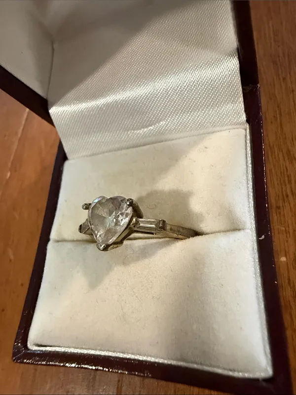 Vintage White Heart-Cut Crystal Ring - Women's Jewelry Size 5 - Image 3