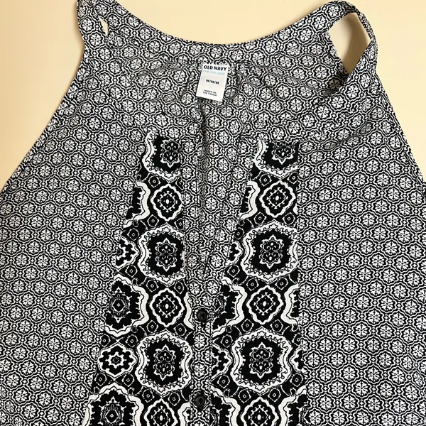 Old Navy Black and White Ikat Pattern Sleeveless Blouse - Size Medium - EUC - Image 3