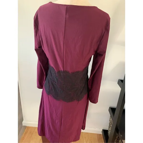 Size small burgundy dress with lace - Image 2
