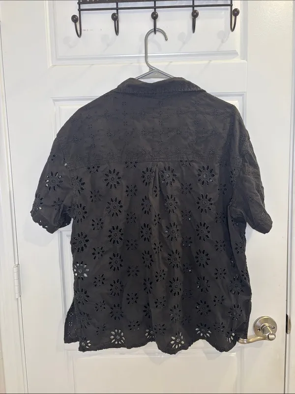 American Eagle Black Eyelet Embroidered Button Front Camp Shirt Large - Image 3
