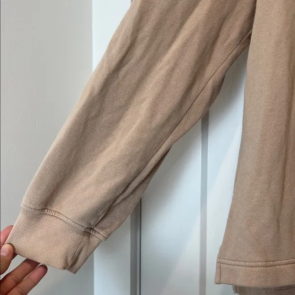 Old Navy women’s Beige Zip-Up Sweatshirt size large. - Image 6