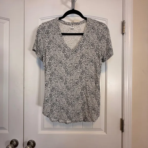 Old Navy Luxe V-Neck Tee Small Black White Speckled Animal Print Short Sleeve - Image 2