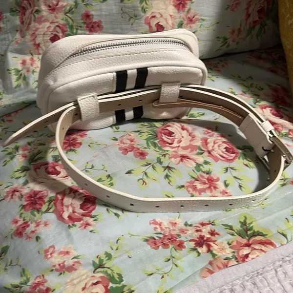 One size Steve Madden belted purse. - Image 3