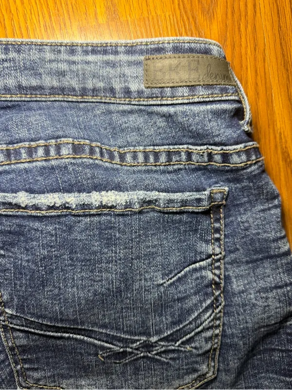 BKE Payton Distressed denim shorts 34. - Image 4