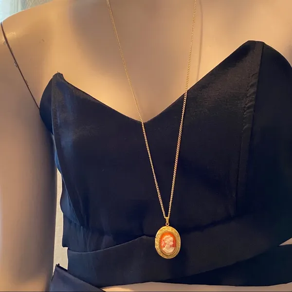 Vintage Gold tone Cameo Locket Necklace - Image 11
