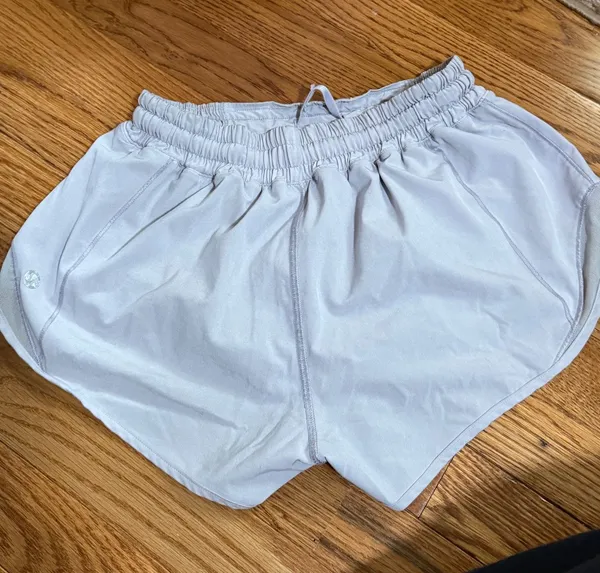Lululemon Shorts Hotty Hot 2.5" - Image 2