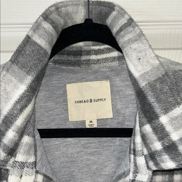 Thread & Supply Womens Gray Button Down‎ Plaid Shacket Size Med Flannel Fall - Image 4