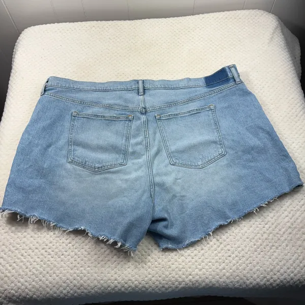 Abercrombie & Fitch The 4" High Rise Mom Short Distressed Cutoff Denim Plus Size - Image 6