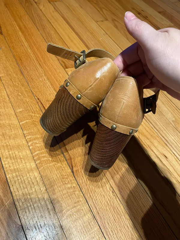 Korks Evah Clogs Leather Ankle buckle strap Chunky Block Boho Grommets Sandals Heels pumps retro studs mustard tan - Image 4