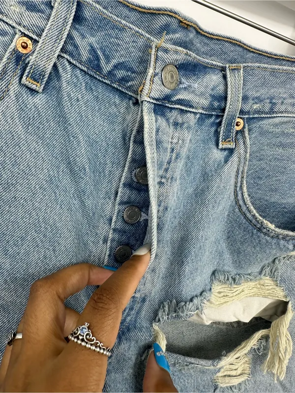 Levi's 501 Distressed Button Fly High Waisted Denim Shorts Size 31 Boho - Image 4