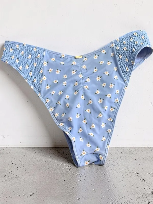 Hollister Blue Daisy Floral Print Bikini Bottom Size Medium Smocked Sides - Image 15