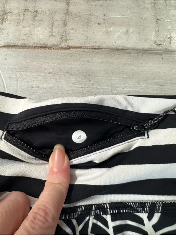 Lululemon Size 4 Run Times Short Black White - Image 3