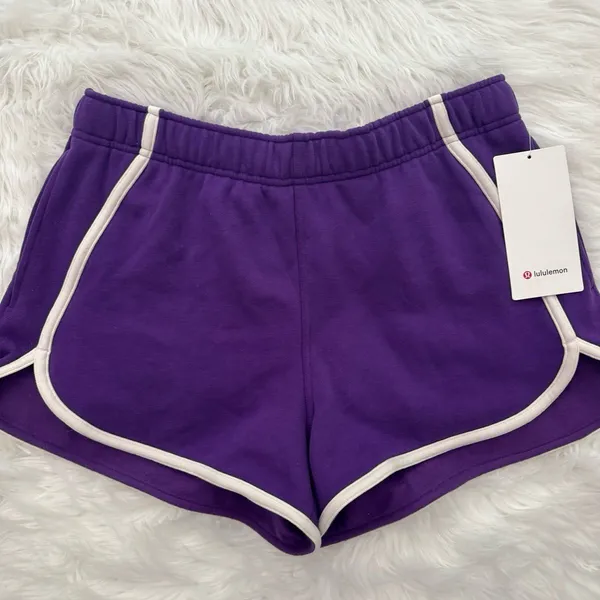 Lululemon Scuba Mid-Rise Oversized Shorts 3" College Purple Light Ivory Large - Image 3