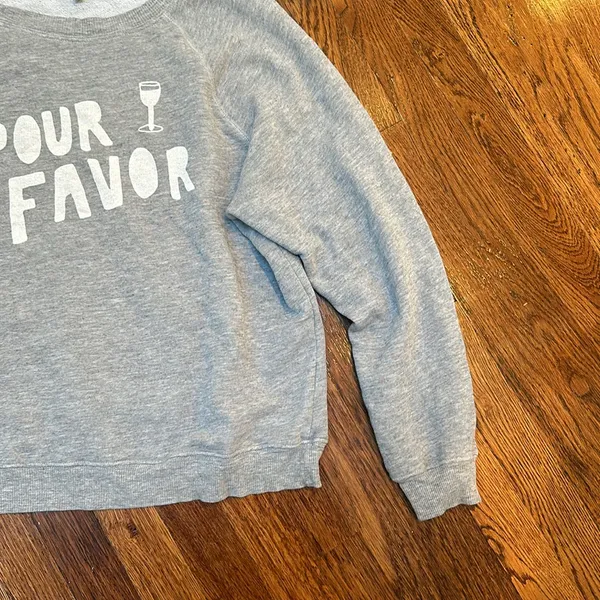 Wild fox medium pour favor grey sweatshirt medium crew neck - Image 7