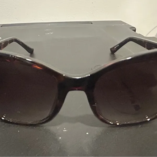 Guess Brown Sunglasses with Tortoiseshell Frames - Image 6