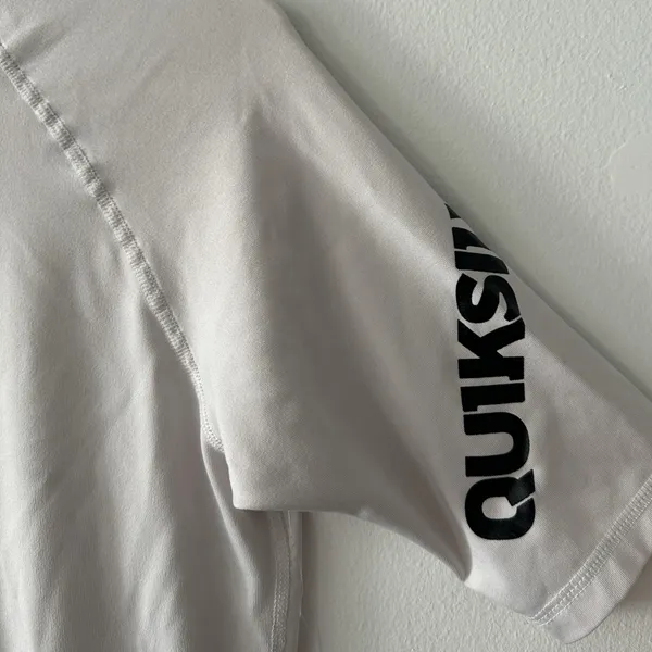 Quicksilver Off White Short Sleeve Rash Guard Surf Tee No Size Tag Est. Size Men’s S - Image 6