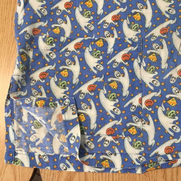 Halloween Print Scrub Top 2 Pockets Skulls Ghosts & Pumpkins Size XL - Image 6