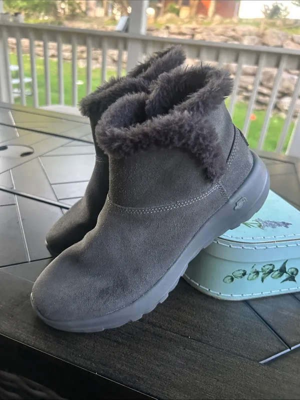 Skechers air cooled on the go goga faux fur lined booties size 6.5 M ladies - Image 2