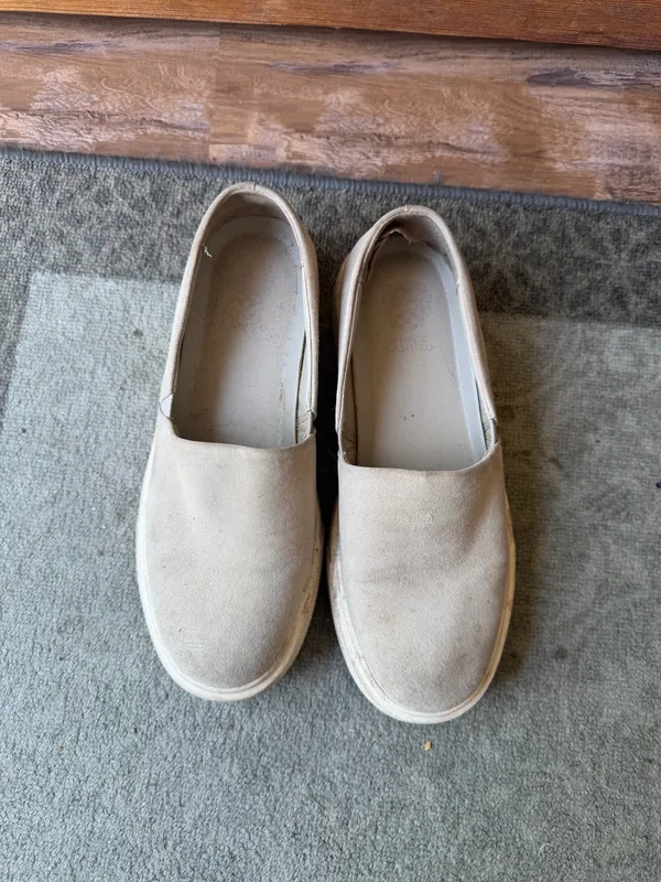 Vince Camuto ABBINNA SNEAKER in French Grey Suede - Image 5