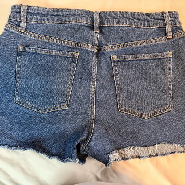 Wild Fable High Rise Mom Shorts Size 12 Medium Wash Raw Hem - Image 3