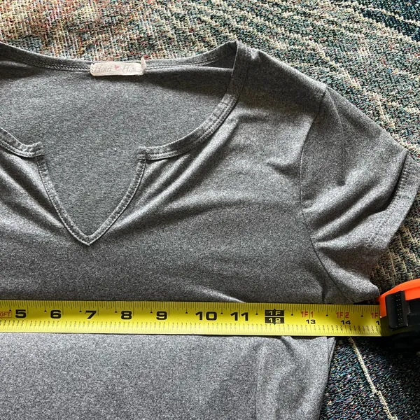 Heart Hips Gray Crop Cut Out T-Shirt V Neck Y2K SZ S Short Sleeve Top Fitted - Image 11