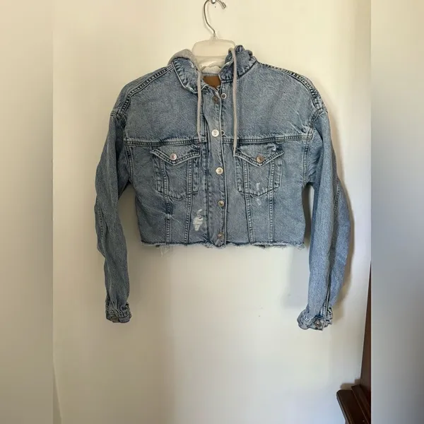 American Eagle Cropped Hooded Denim Jacket Distressed Raw Hem XS Light Wash - Image 13