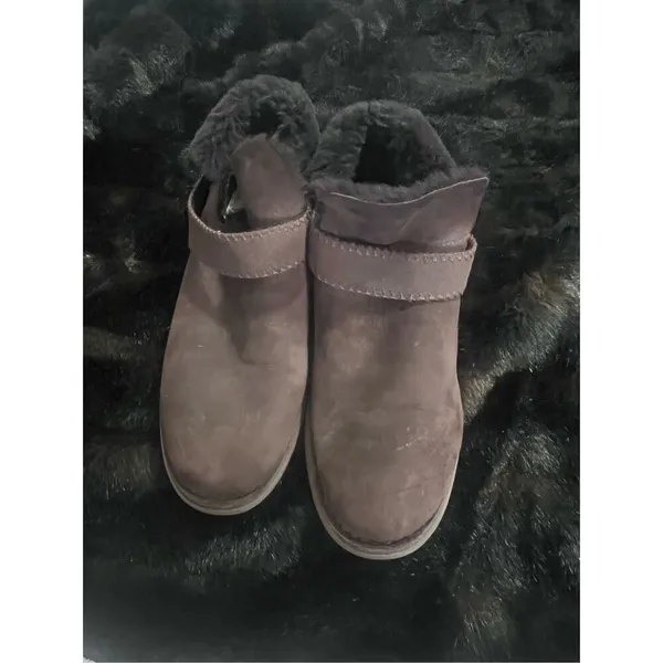UGG Women McKay Classic Brown Suede brown Shearling Lined Winter Boots Size 9.5 - Image 2