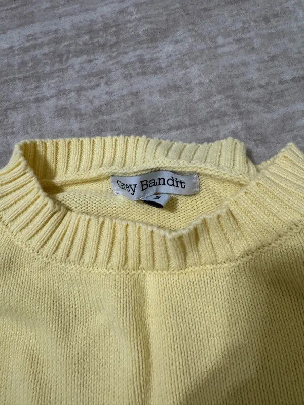 Grey Bandit butter yellow sweater size medium - Image 2