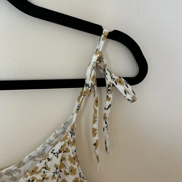NWT Abercrombie & Fitch Cream & Yellow Floral Tie-Strap V-Neck Tank Flowy‎ XS - Image 5