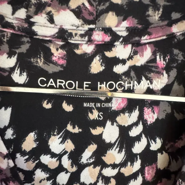 Carole Hochman 2 Pc Floral Duster Cardigan & Black Dress Lounge Set Women XS Description: Carole Hochman women’s 2-piece lounge/sleepwear set in size XS. Includes a soft black sleeveless dress and matching lightweight floral duster cardigan. Comfortable relaxed fit with pink, cream, gray, and black abstract floral print. Great for lounging, sleepwear, travel, or casual layering. Features: * Brand: Carole Hochman * Size: XS * 2-piece set * Sleeveless black dress * Lightweight open-front duster cardigan * Floral abstract print * Soft stretchy fabric * Made in China - Image 5