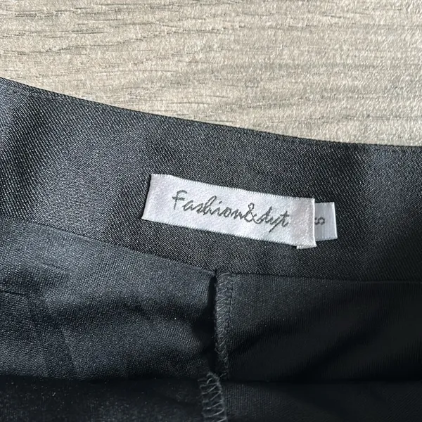 Black pleated skirt - Image 3