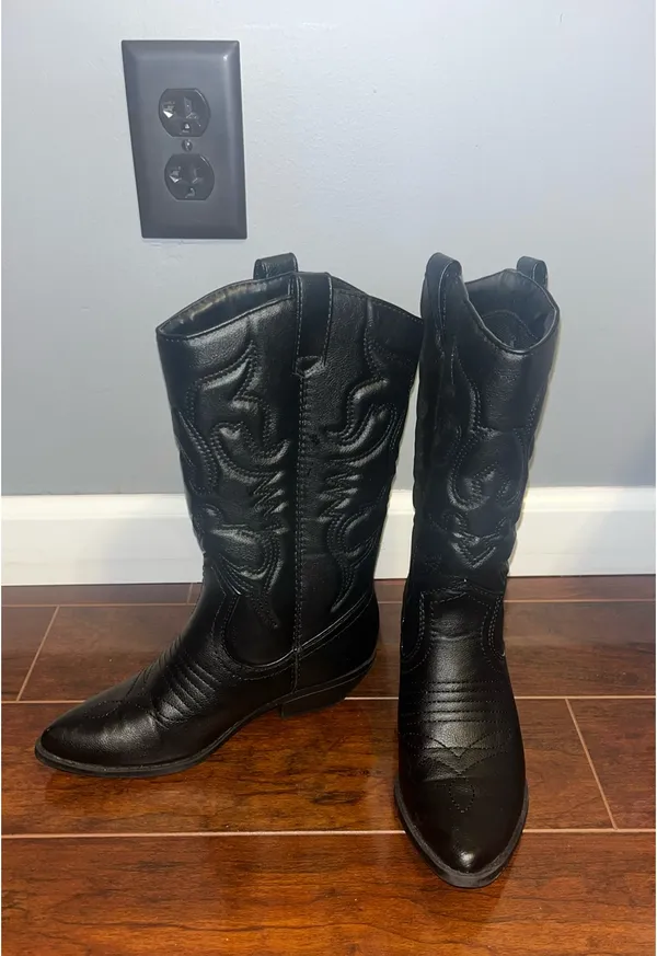 black cowgirl boots Size 5.5 - Image 2