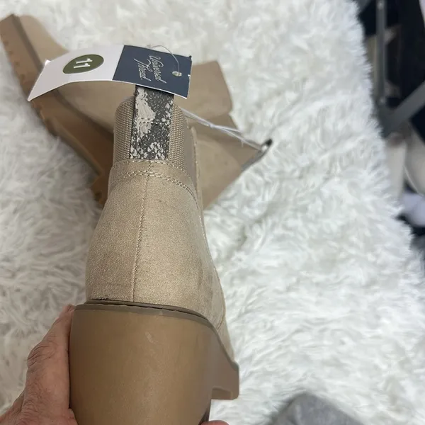 NWT Women's Taci Ankle Boots - Universal Thread Light Taupe Size 11 - Image 2