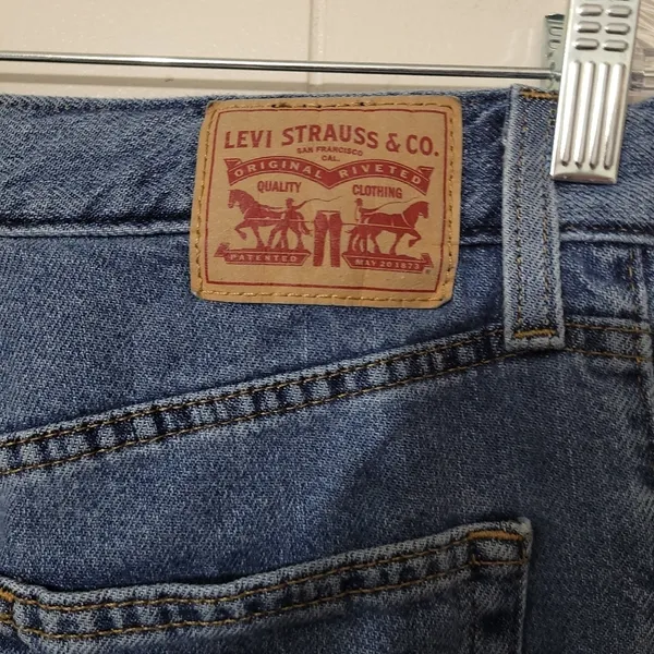 Levi’s High Waisted Mom Jeans Light Wash Blue Women’s Size 26 - Image 7