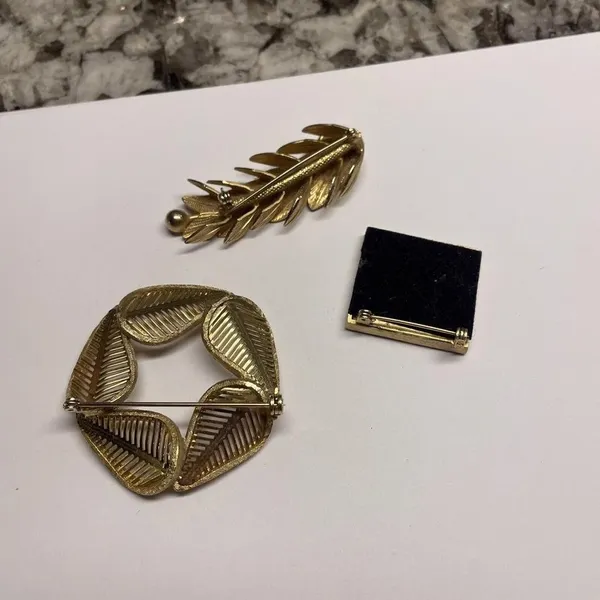 Lot Of 3 Gold Tone Vintage Costume Brooches - Image 12