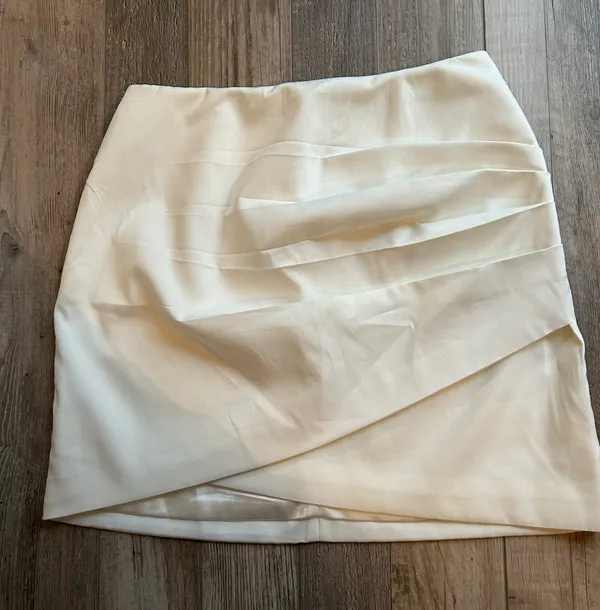 DO+BE White boutique mini skirt - Image 2