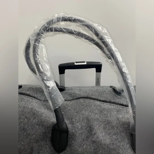 DSW Gray Wool Felt Duffel Travel Weekender Getaway Bag Full Zipper Duo Strap - Image 4