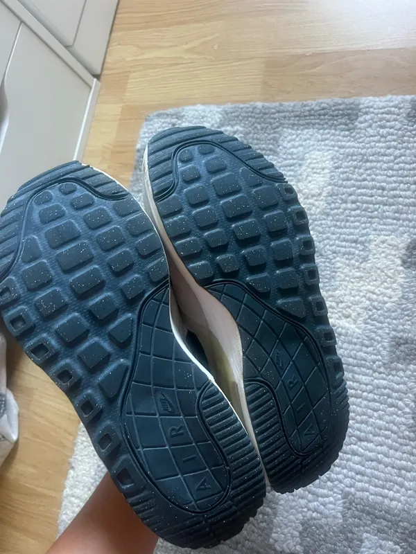 Nike shoes - Image 3