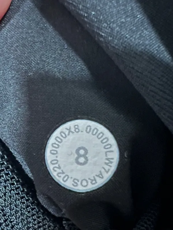 Lululemon On the Fly Shorts 2.5” Size 8 in Black with Pockets - Image 2