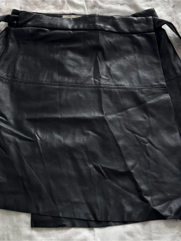 Aritzia Wilfred Free Black vegan Leather Mini Wrap Skirt size XS tie side Preppy - Image 16