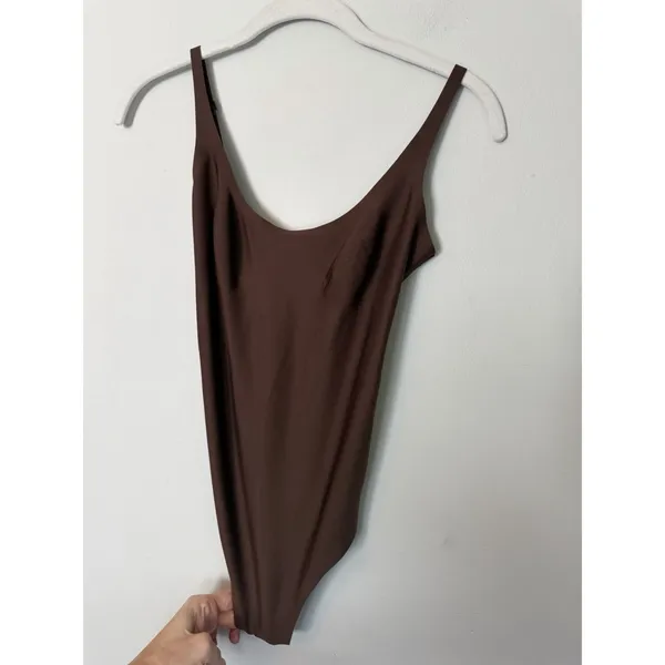 SKIMS BODY SCOOP LOW BACK THONG BODYSUIT Coco Brown XS NWT $88 - Image 4