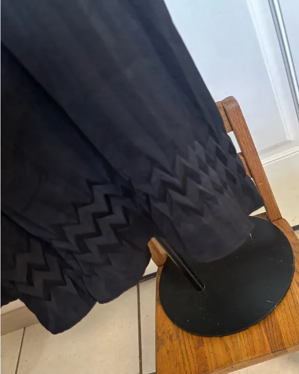Large Entro Black short sleeve tie back chevron design hem Pleated romper. - Image 4