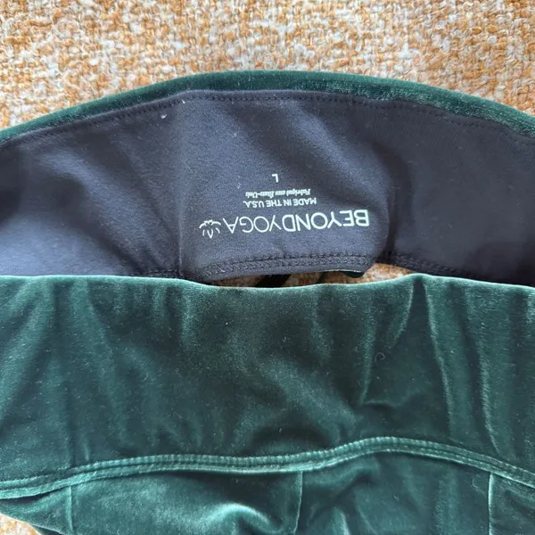 Beyond Yoga VIP Longline Sports Bra Velvet Velour Dark Green V-Neck Activewear - Image 5