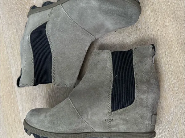 Sorel Suede Green Chelsea Bootie Ankles Boots - Image 2