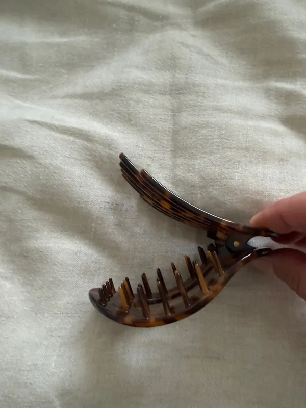 Tortoiseshell Oval Women’s Hair Clip Brown - Image 3