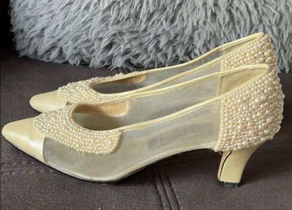 J. RENÉE Faux Pearl & Net Cream Color Heels 5.5 - Image 4