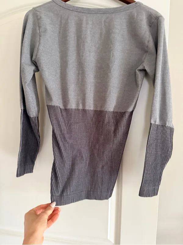 Women's Two-Tone Gray V-Neck Knit Top - Image 3