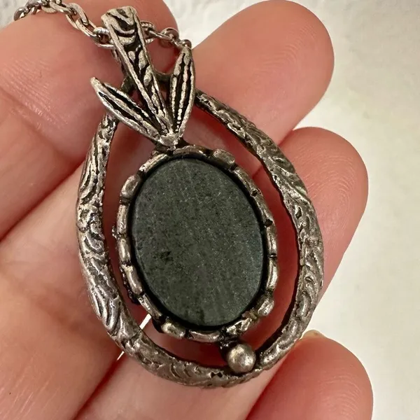 Green and silver tone vintage pendant necklace - Image 3