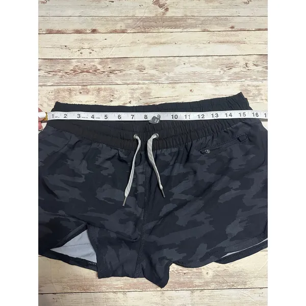 Vuori Clementine 2.5" Shorts Women's Size Large Black Gray Camo Running Active - Image 6