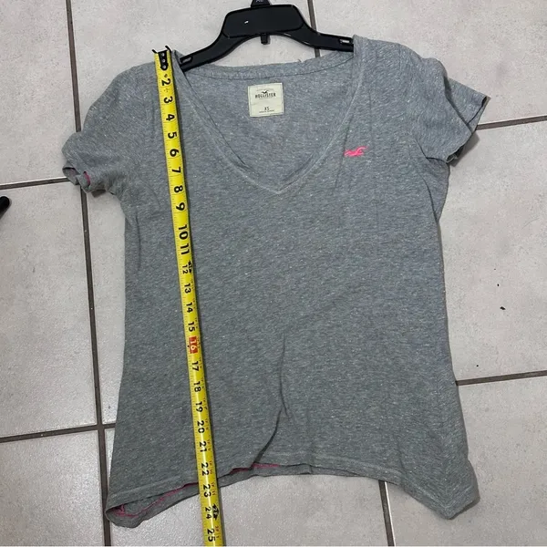 Hollister Women Casual Gray V-Neck‎ shirt size XS - Image 7